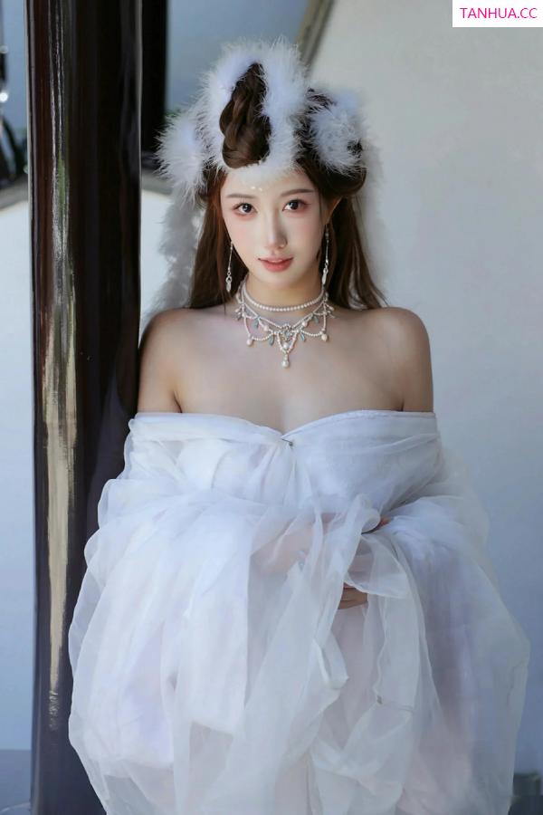   [XiuRen]高清写真图 2025.10.09 No.10843 金允希Yuki 低胸长裙第44张图片
